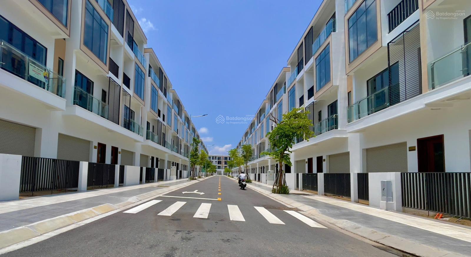 Nhà phố 4 tầng 6x20, cạnh trường học - phố ẩm thực giá 5,5 tỷ (full 100%). LH 0938 193 *** Em Phước