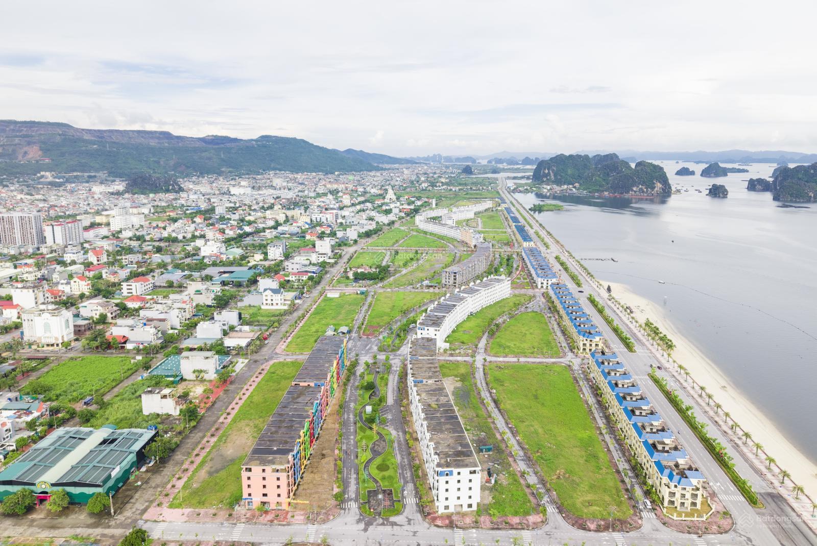 Chính chủ chuyển nhượng ô đất hướng Nam sát biển giá chỉ 26 tr/m2. LH: 0989 487 *** Chính chủ chuyển nhượng ô đất hướng Nam sát biển giá chỉ 26 tr/m2. LH: 0989 487 ***