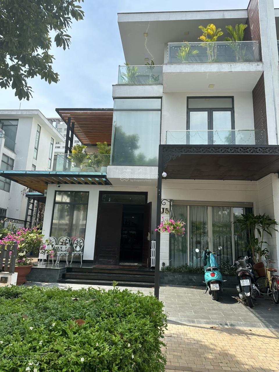 Lucasta villa DT 205m2. Nhà hoàn thiện có hồ cá koi đẹp. Sân vường rộng.sổ sẵn. Giá 27.5 tỷ Lucasta villa DT 205m2. Nhà hoàn thiện có hồ cá koi đẹp. Sân vường rộng.sổ sẵn. Giá 27.5 tỷ
