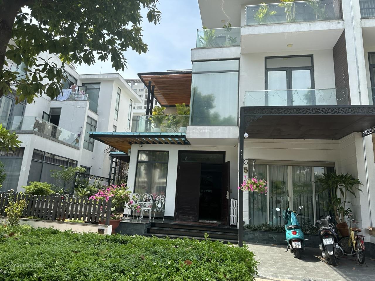Lucasta villa DT 205m2. Nhà hoàn thiện có hồ cá koi đẹp. Sân vường rộng.sổ sẵn. Giá 27.5 tỷ