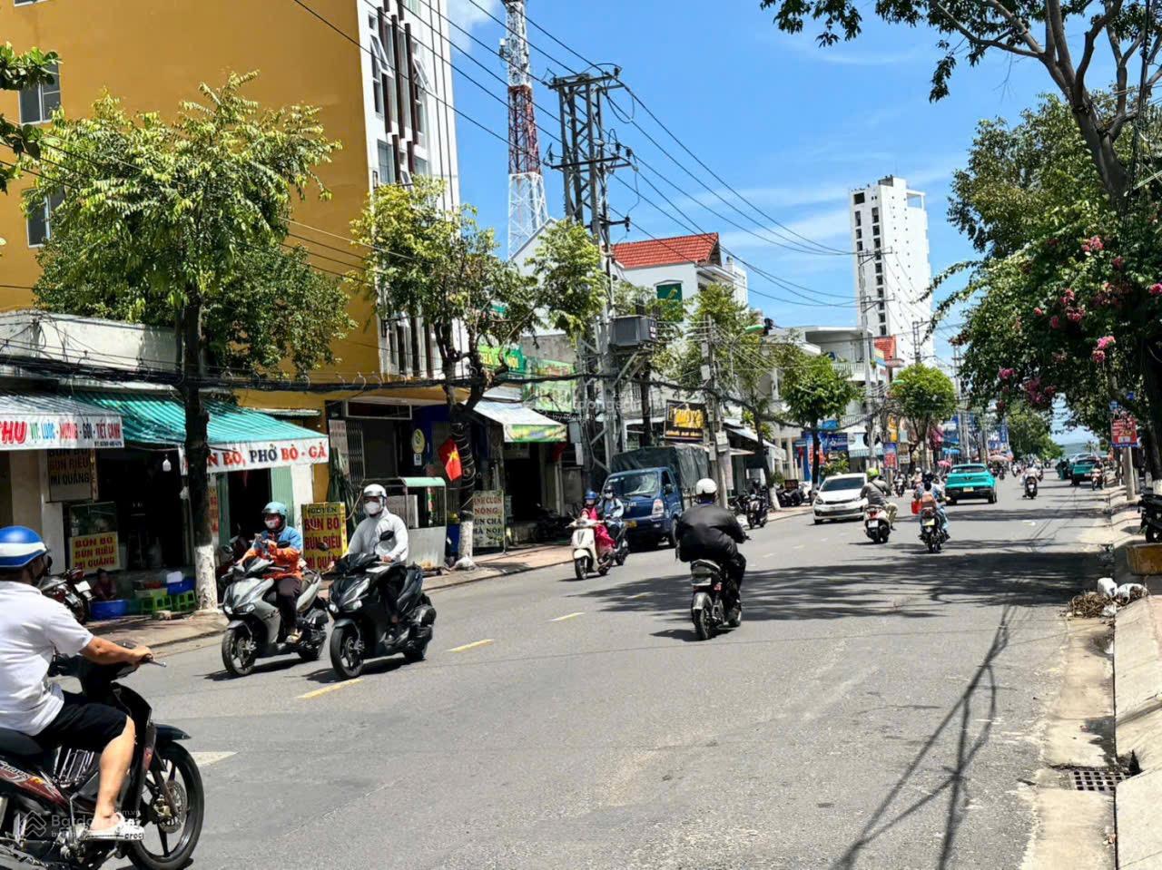 Bán nhà 3 tầng (50 m2 ngang 5m) - Sổ hồng vuông vắn, gần biển giá 6,5 tỷ Bắc Nha Trang!