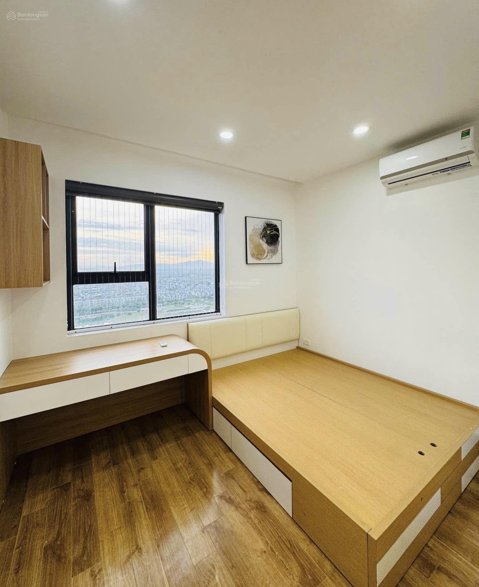 Bán nhà phố Nguyễn Trãi. Sát Royal. Dt:33m/6 tầng. Lô góc. Cho thuê:30tr/1 th. Giá: 6,8 tỷ
