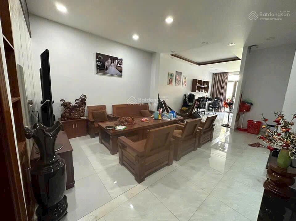 Nhà mặt tiền ngay khu dân cư Bình Hưng đối diện bến xe Quận 8