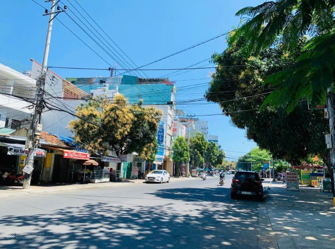 Nhà 3 tầng _ Góc 2 mặt tiền Dã Tượng  khá gần Trần Phú biển  Giá : 15 tỷ.