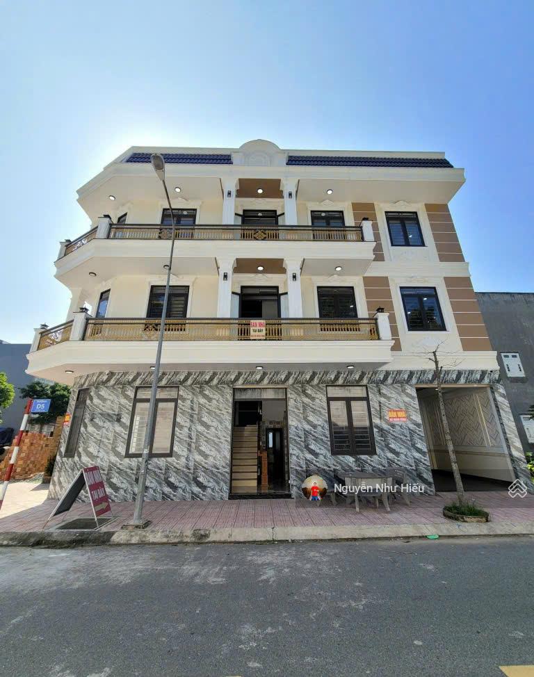 Bán nhà 1 trệt 2 lầu full nội thất, góc 2MT KDC gần trung tâm y tế Dĩ An, p.Tân Đông Hiệp Tp.Dĩ An