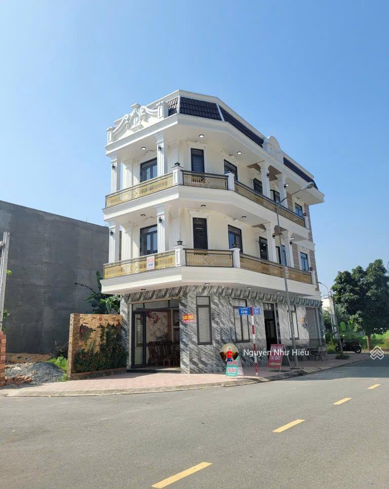 Bán nhà 1 trệt 2 lầu full nội thất, góc 2MT KDC gần trung tâm y tế Dĩ An, p.Tân Đông Hiệp Tp.Dĩ An