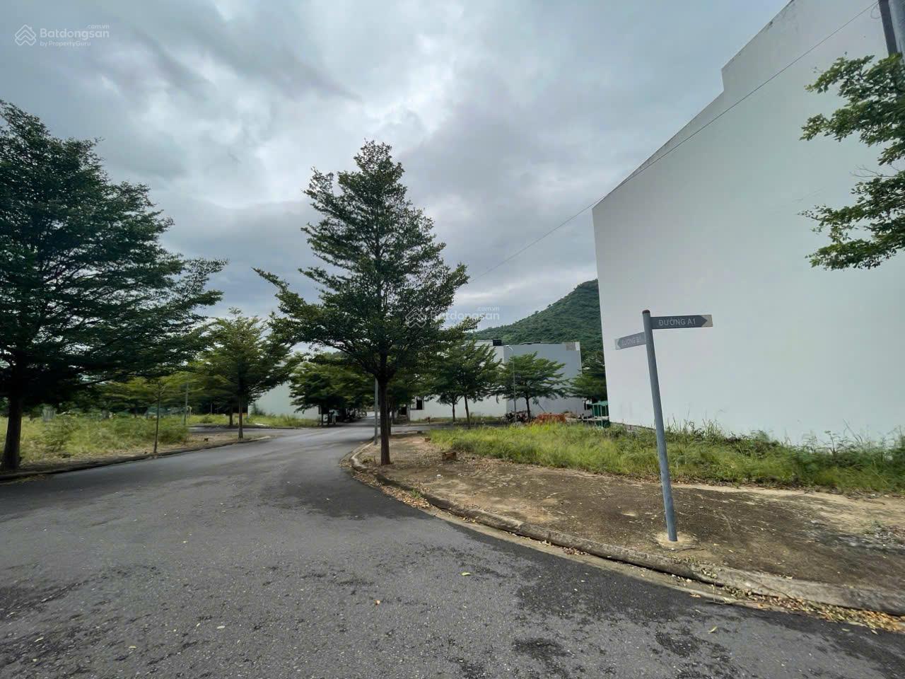 Cần bán lô đất khu đô thị Hoàng Phú, diện tích 245m2, nằm trong khu vực nhiều tiện ích, gần biển