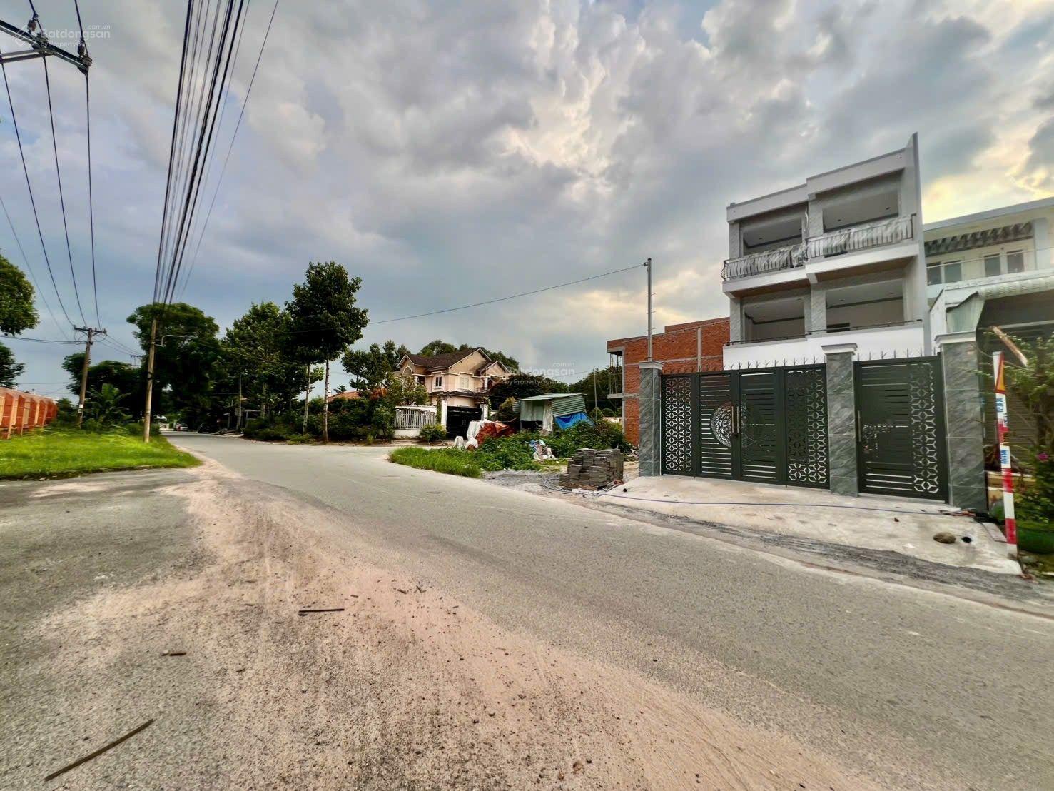 Nhà mới 100% 2 lầu đối diện cổng trường. Đường nhựa 8m vị trí đẹp tuyệt vời. 4P ngủ 3WC sân 2 ôtô