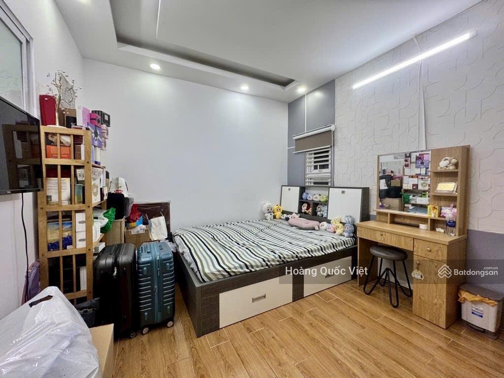 Tôi cần bán gấp, nhà 5 tầng, 60m2(5x12), xe hơi ngủ trong nhà, gần công viên. Giá bán 8 tỷ