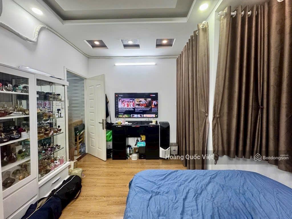 Tôi cần bán gấp, nhà 5 tầng, 60m2(5x12), xe hơi ngủ trong nhà, gần công viên. Giá bán 8 tỷ