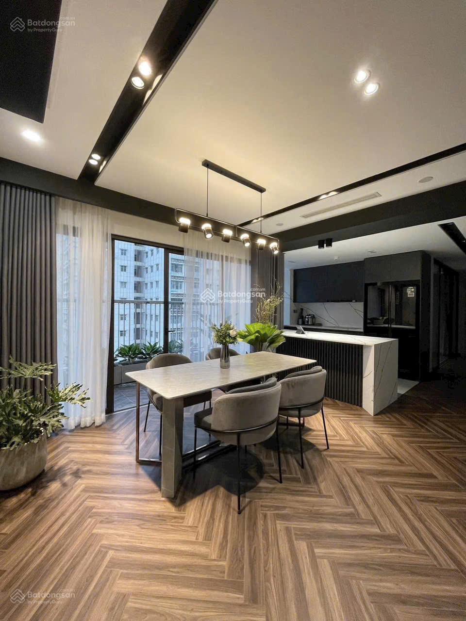 Bán gấp căn hộ số 60 Hoàng Quốc Việt diện tích 120m2 - 3pn - 2vs căn góc full nội thất