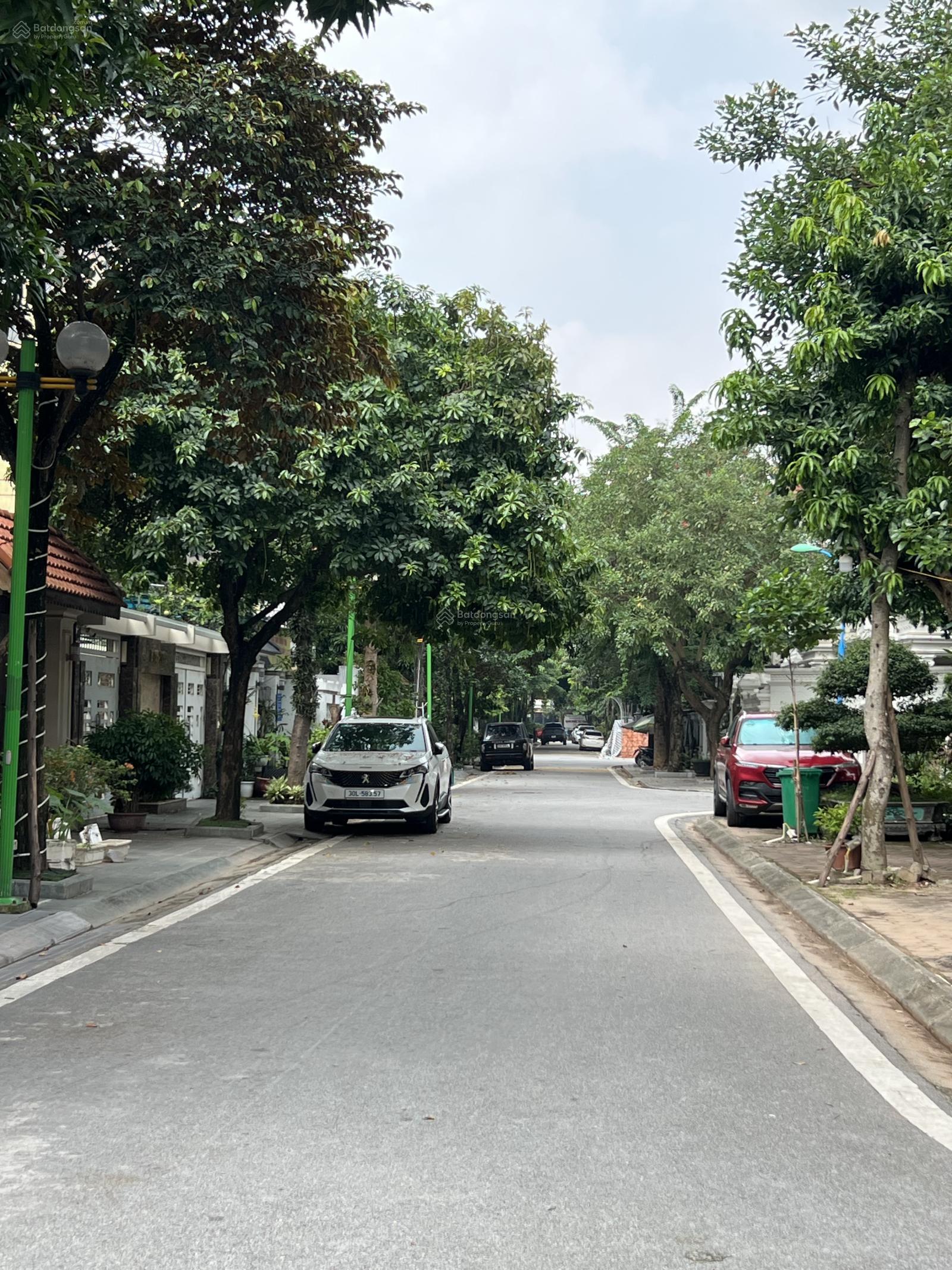 Bán Biệt Thự kinh doanh đẹp nhất Tây Nam Linh Đàm, 250m2 x 4T, nội thất cao cấp. 73,8 tỷ Bán Biệt Thự kinh doanh đẹp nhất Tây Nam Linh Đàm, 250m2 x 4T, nội thất cao cấp. 73,8 tỷ