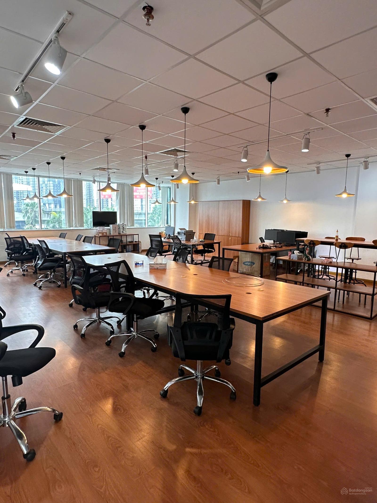 Cho thuê VP tòa nhà hạng B, sẵn Fitout đẹp, ngay Metro Điện Biên Phủ, DT 130m2