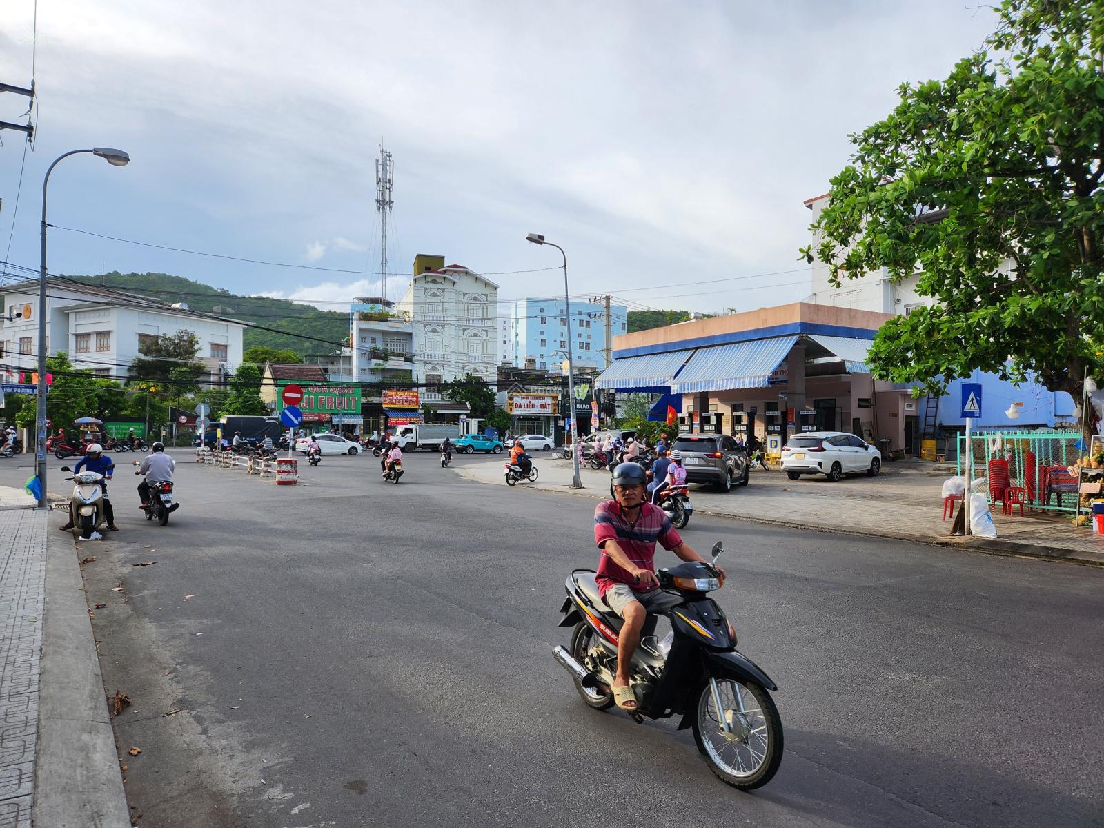 Bán đất tặng nhà 4 tầng còn tốt ngay ngã 3 lớn ra biển 400m mặt tiền 9.6m