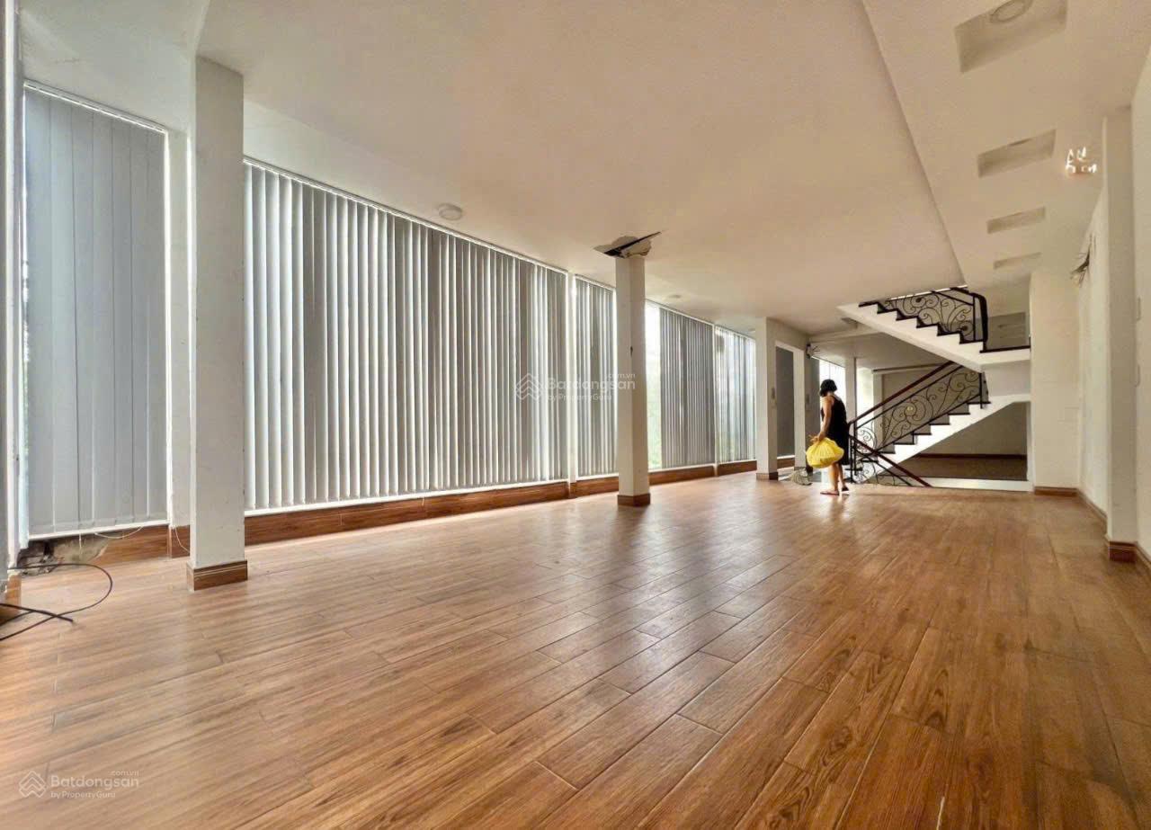 Cần cho thuê góc 2 MT 281A Huỳnh Văn Bánh, P. 11 Q. Phú Nhuận