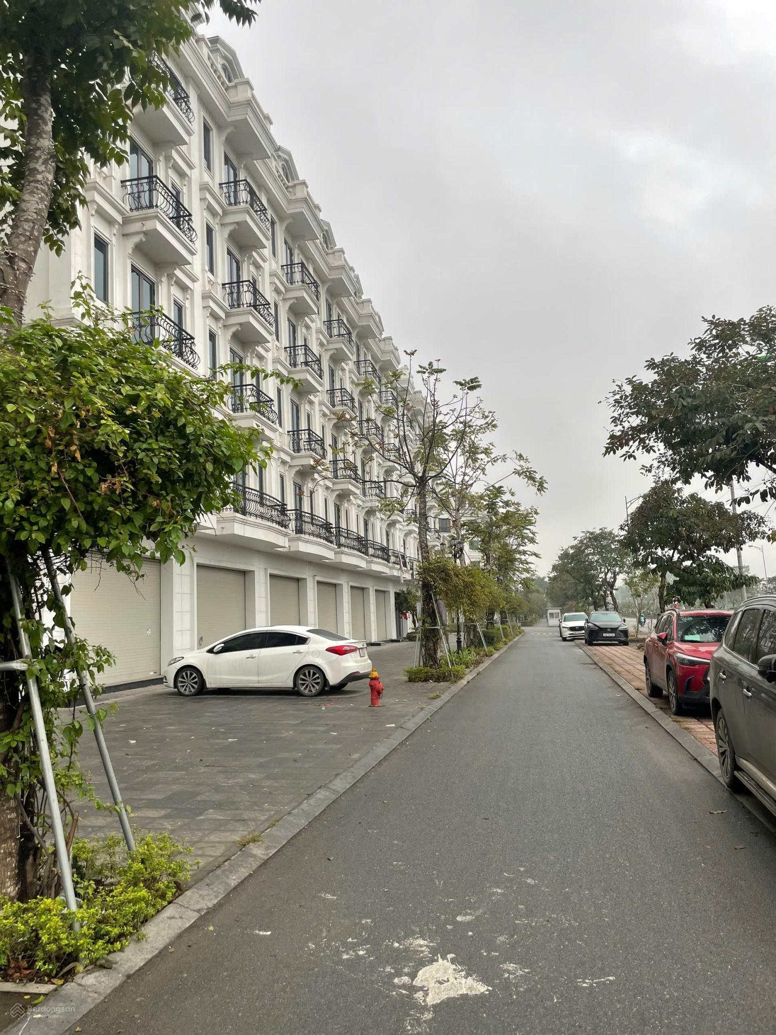 Chính chủ gửi bán căn liền kề Louis rẻ nhất thị trường có sổ đỏ giá rẻ 26,5 tỷ. LH: 0963 689 ***