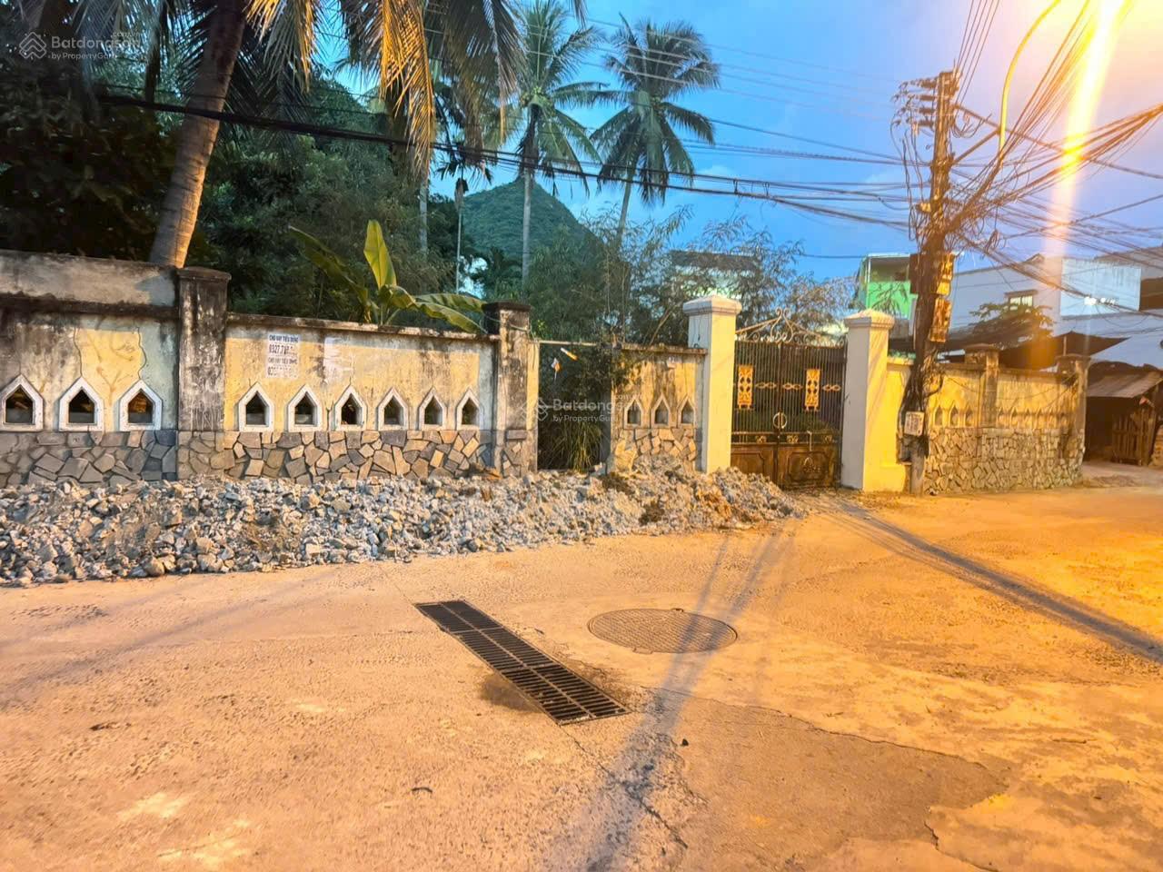 Mặt tiền Hoà Trung, khá gần Nguyễn Chích, cách biển Hòn Chồng: 1,6km, giá: 3,5 tỷ