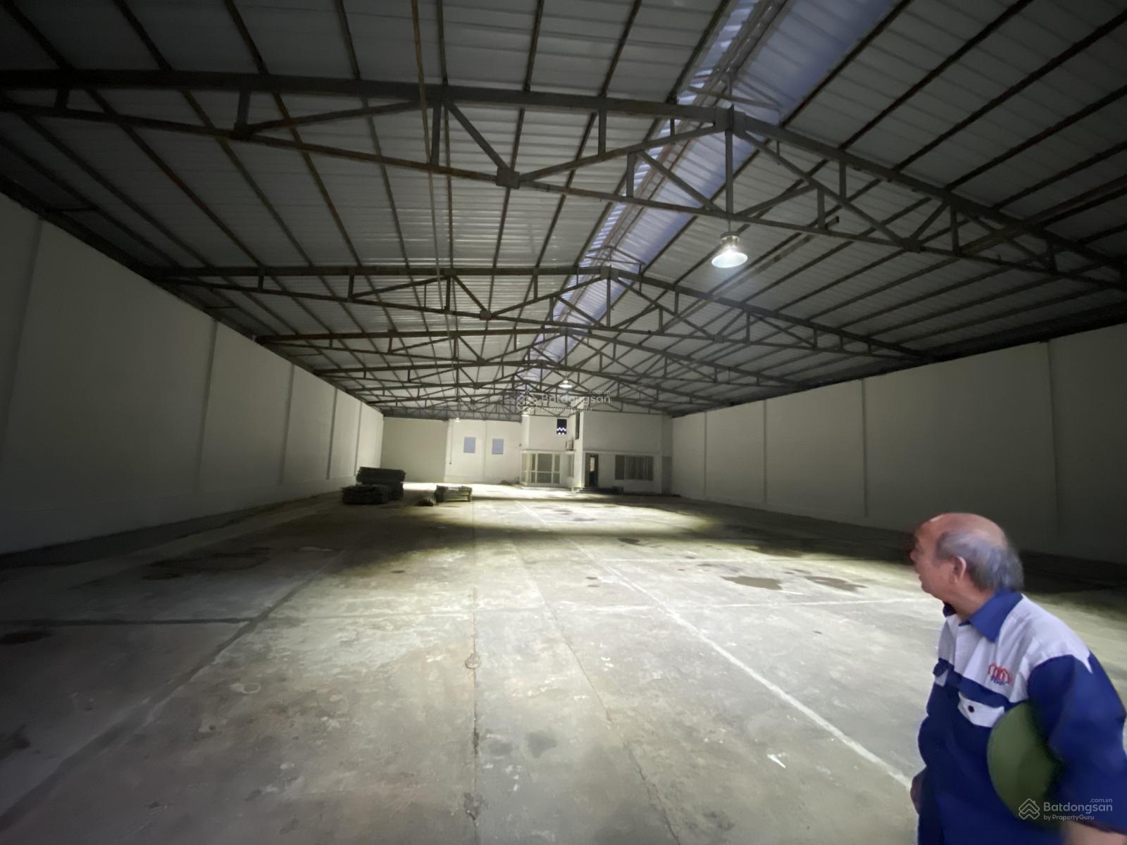 Cho thuê kho khu dịch vụ oto Long Biên số 3 Nguyễn Văn Linh 1000 m2 mặt tiền 25 m giá 145 tr