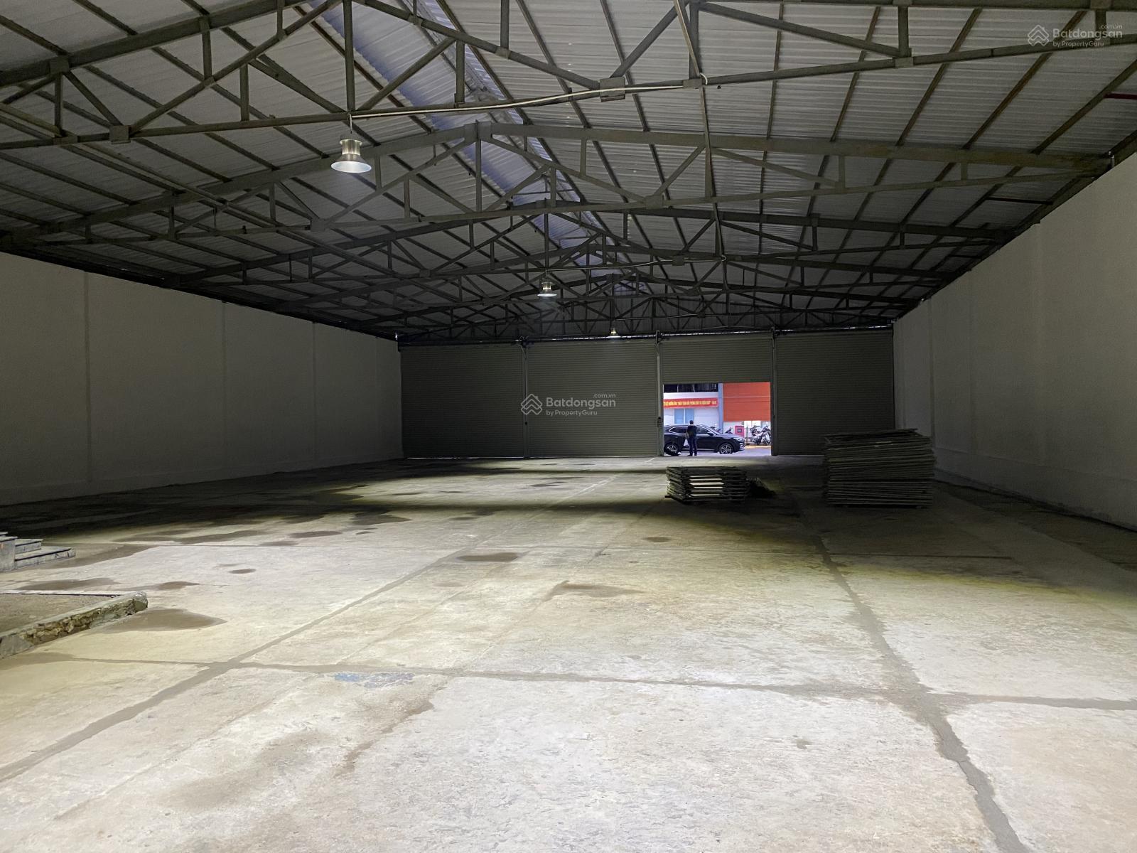 Cho thuê kho khu dịch vụ oto Long Biên số 3 Nguyễn Văn Linh 1000 m2 mặt tiền 25 m giá 145 tr