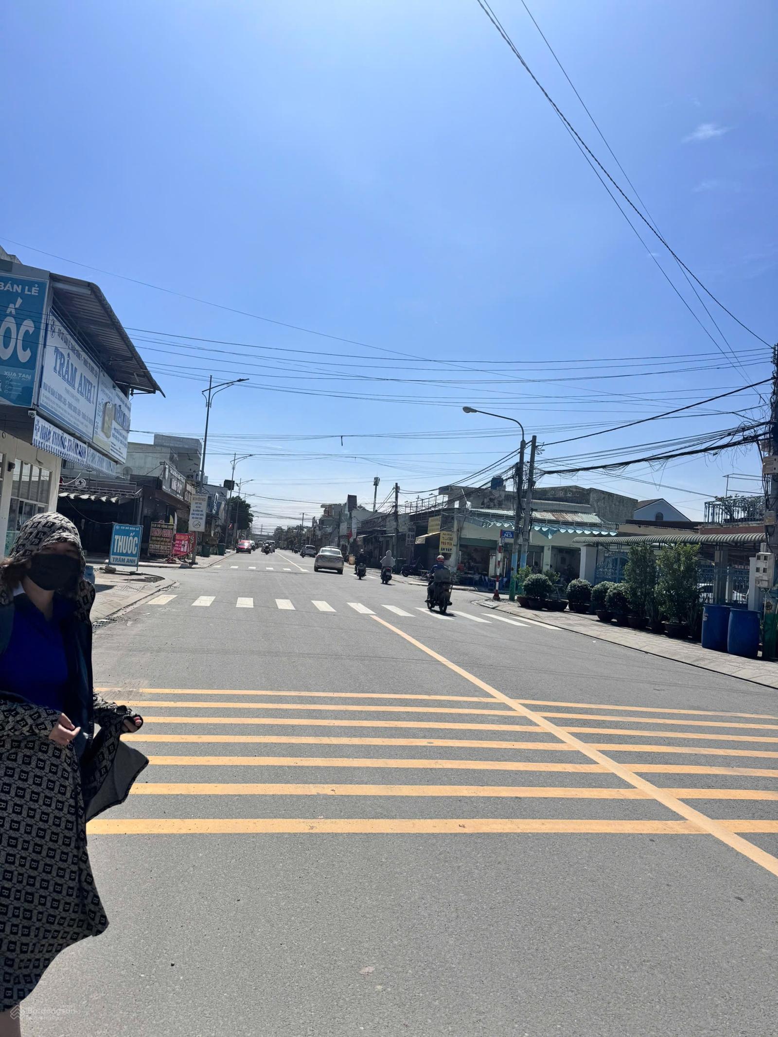 Bán nhà mặt phố D2, 13,5 tỷ, 300m2, 18PN, 18WC, Thuận Giao, Bình Dương