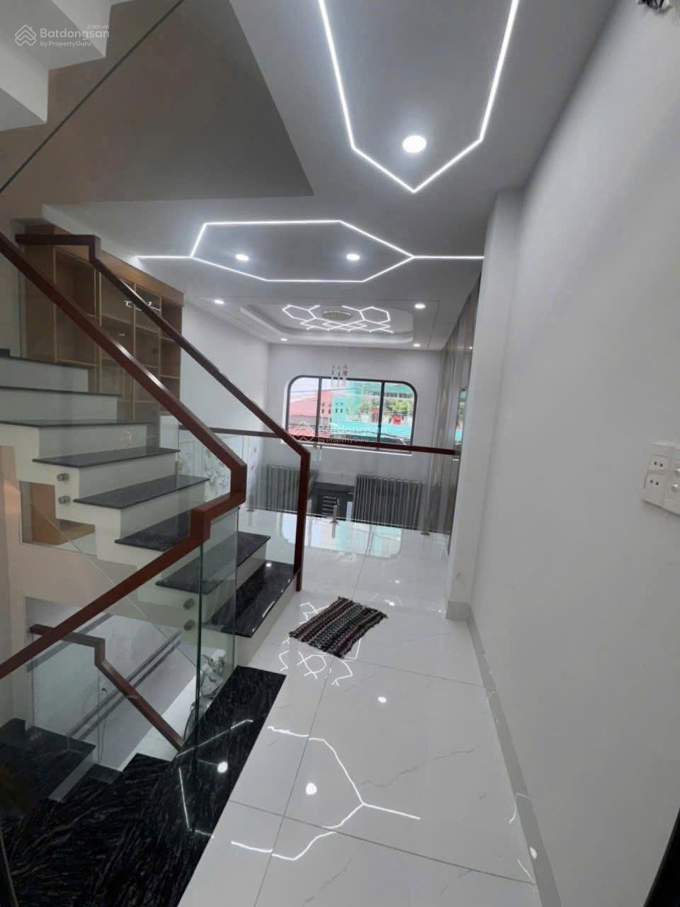 Bán nhà đẹp! Giá rẻ! Ngay đường Hoa Sứ, P2, Phú Nhuận nhà rộng 3T890/60m2 sổ riêng