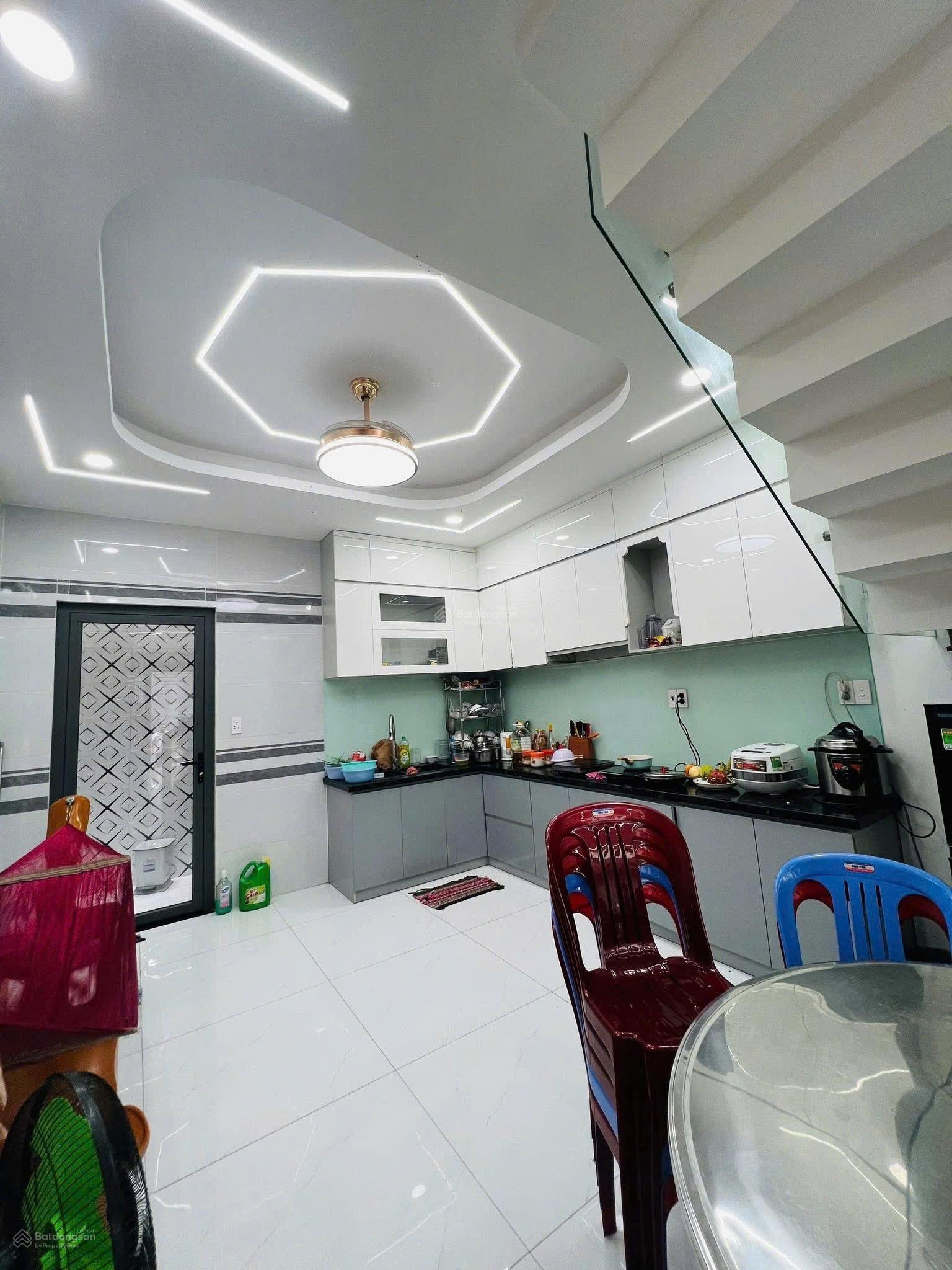 Bán nhà đẹp! Giá rẻ! Ngay đường Hoa Sứ, P2, Phú Nhuận nhà rộng 3T890/60m2 sổ riêng