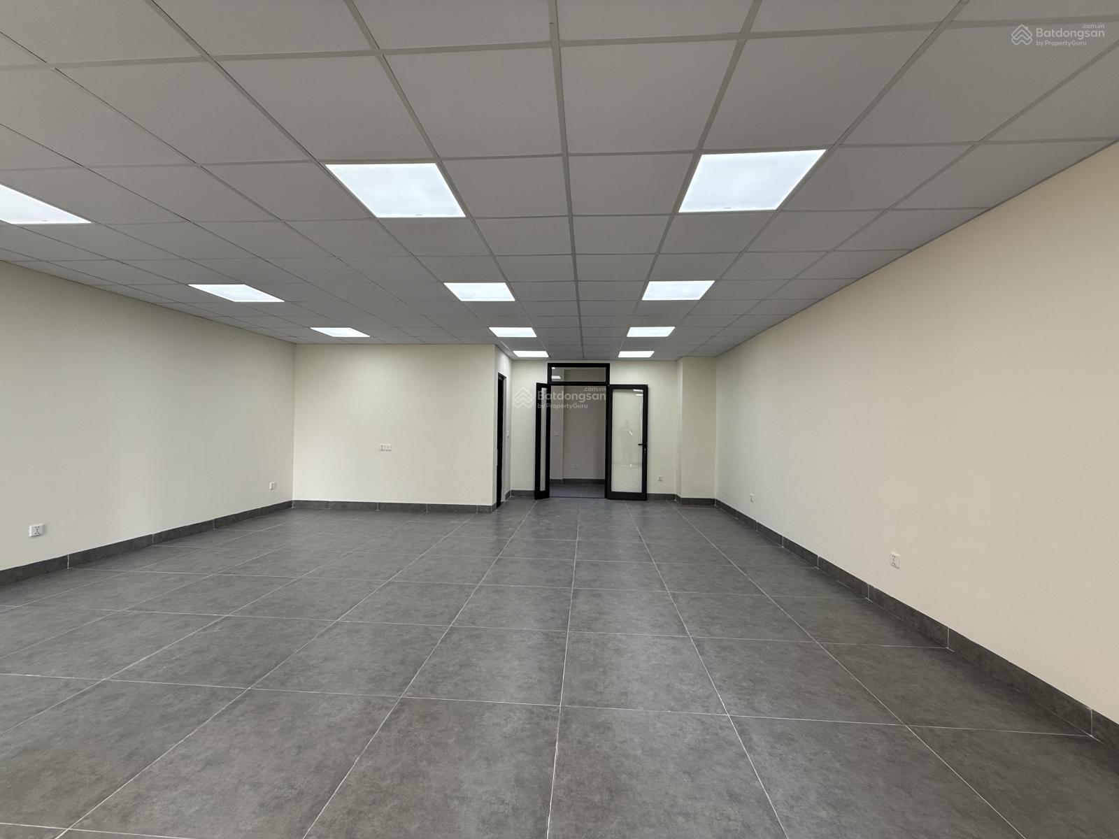 Cho thuê nhà MP Nguyễn Văn Huyên, 175m2, 6 tầng, MT 7.5m, thang máy, nhà mới