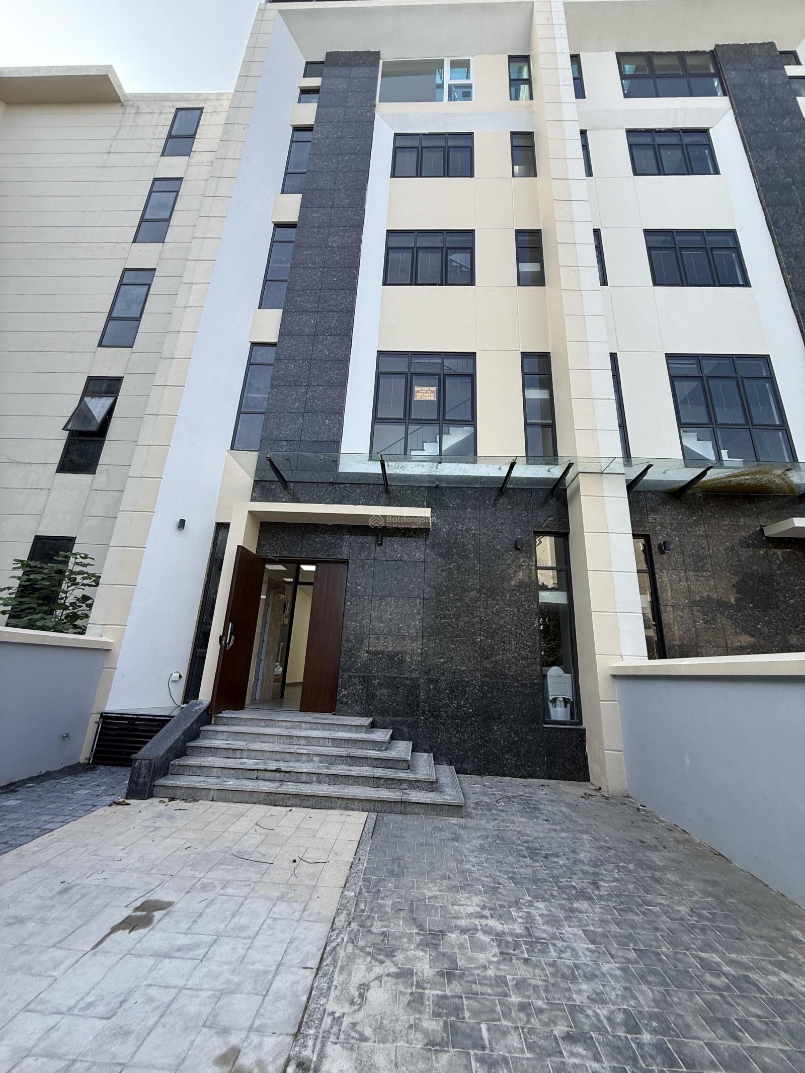 Cho thuê nhà MP Nguyễn Văn Huyên, 175m2, 6 tầng, MT 7.5m, thang máy, nhà mới