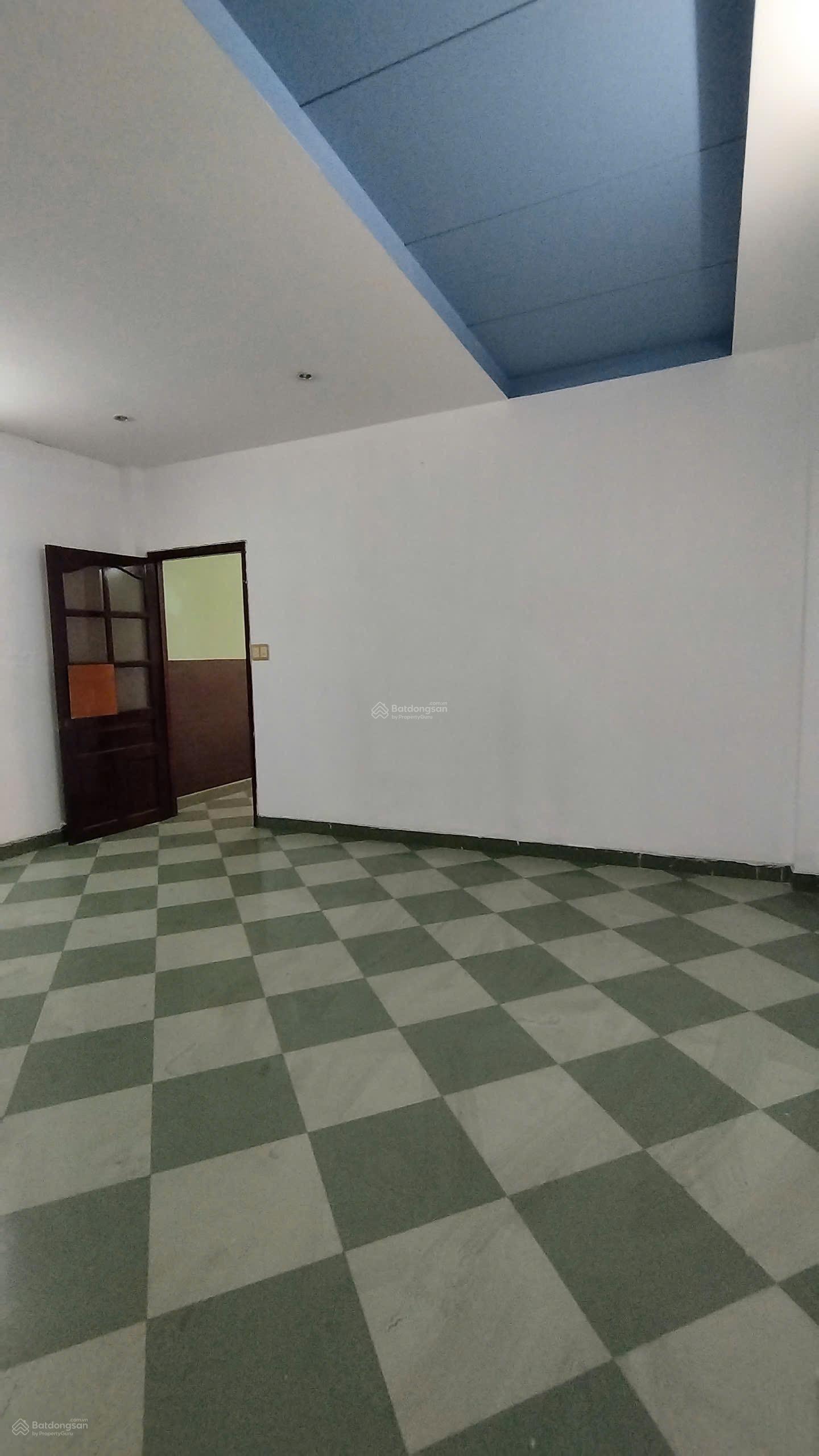 Chính chủ cho thuê nhà MT Lạc Long Quân P.11 Q. TB 3L 18pn 9wc giá 50tr Làm CHDV 0901 970 *** Ngân