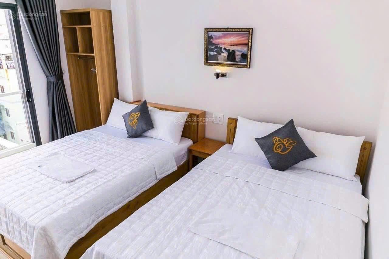 Khách sạn 6,5 tầng Hoàng Hoa Thám, siêu mê, ra biển Trần Phú: 250m, giá: 20,5 tỷ