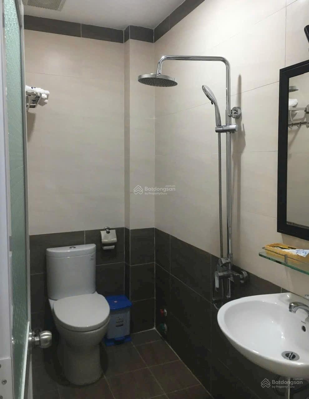 Khách sạn 6,5 tầng Hoàng Hoa Thám, siêu mê, ra biển Trần Phú: 250m, giá: 20,5 tỷ