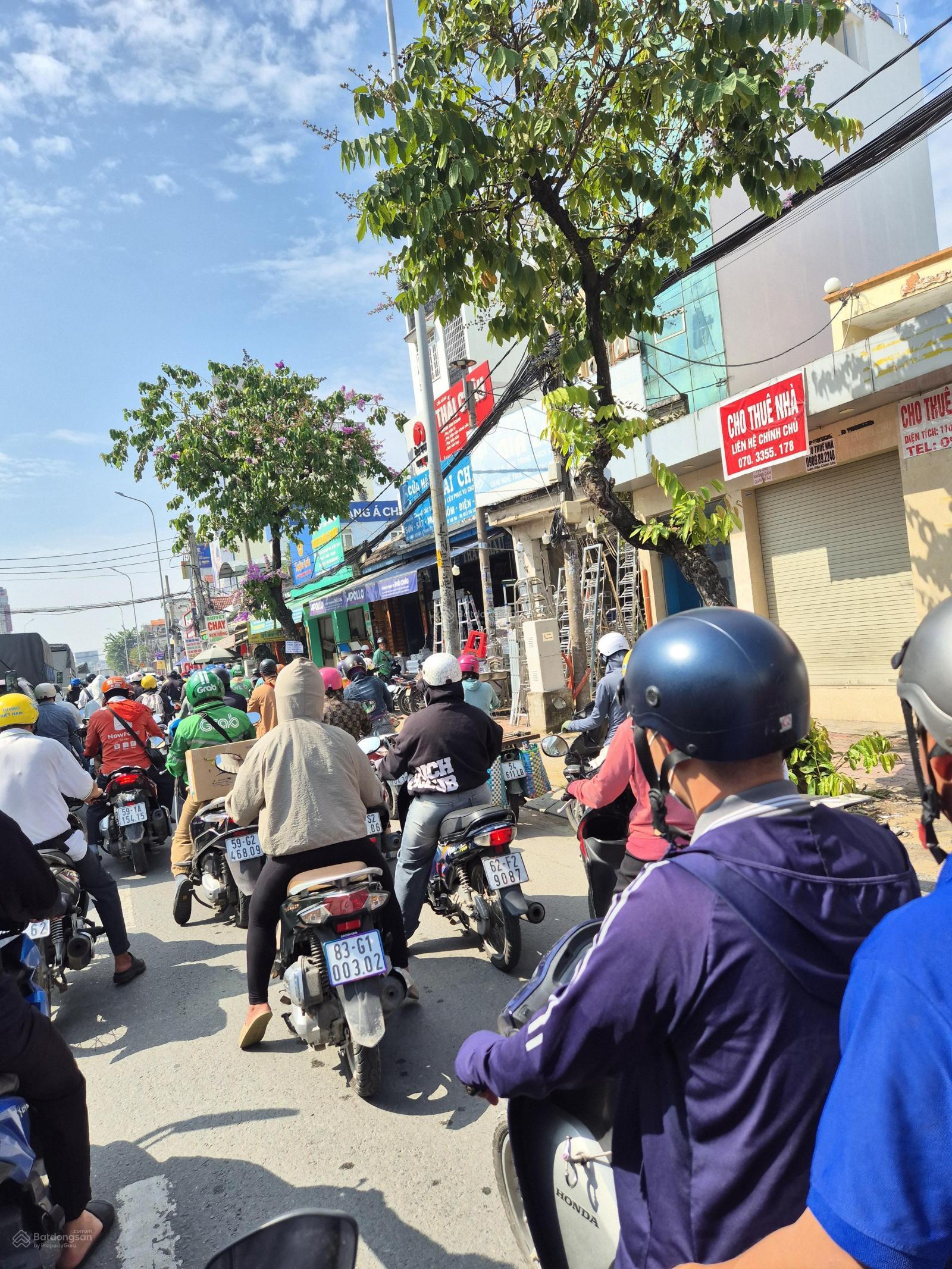 Mặt tiền đường Cầu Ba Phụ, ngay trục chính TX25 vào 1 xíu. Đường Tx25 đang mở rộng