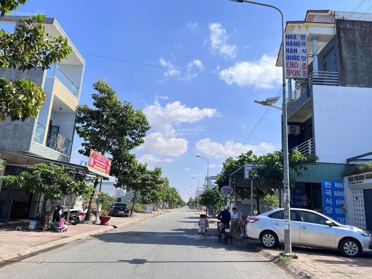 NỢ NẦN nên tôi Bán gấp căn Góc 117m2 - Chỉ 2,55 tỷ. Đối diện chợ , MT đường chính. Có sổ , TC 100%