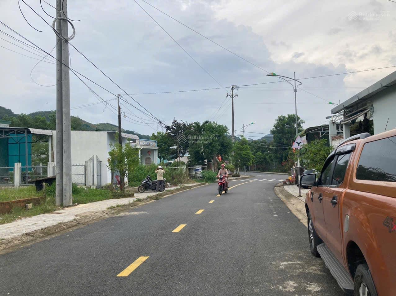 Chính chủ bán đất MT đường Nguyễn Trãi thị trấn Madagui Lâm Đồng 179.4m2 giá 1tỷ190 SH. 0933 490 *** Chính chủ bán đất MT đường Nguyễn Trãi thị trấn Madagui Lâm Đồng 179.4m2 giá 1tỷ190 SH. 0933 490 ***