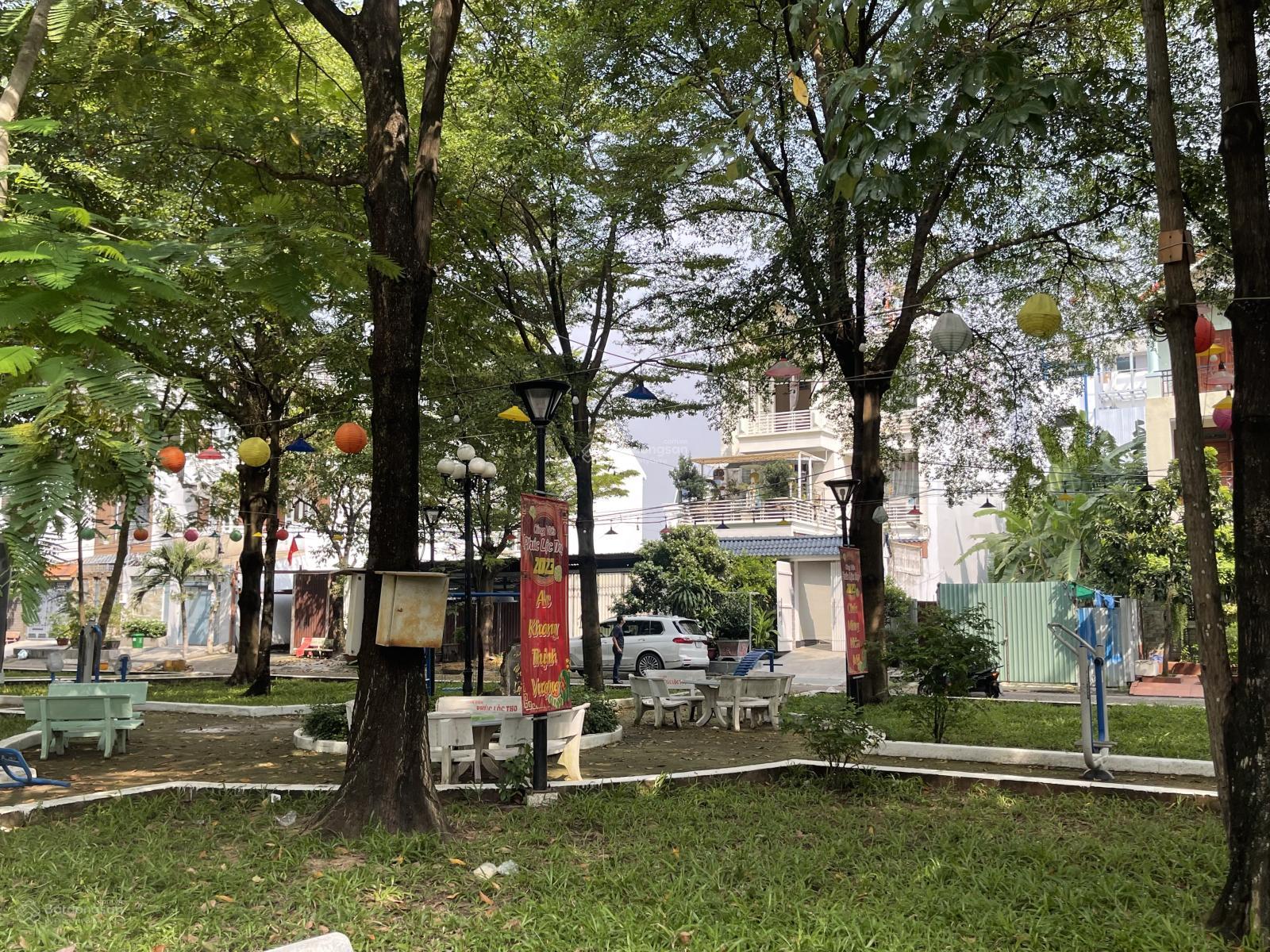 Bán căn biệt thự gần ngay công viên Phúc Lộc Thọ, trong KDC Phong Phú 5. DT: 7x19,5m xây 3 lầu