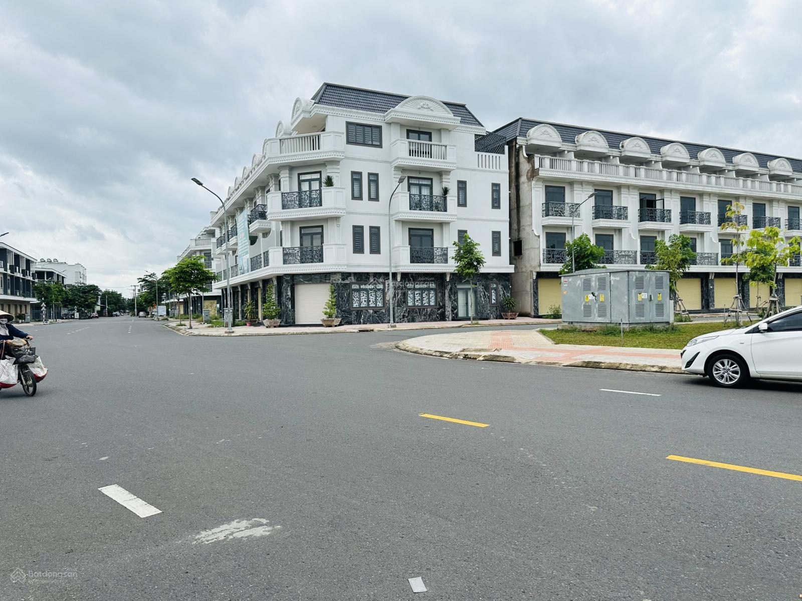 Gia đình cần bán nhà 1 trệt 3 lầu view công viên, đường E6 rộng 22m KDC Bửu Long 3. Giá bán 7,5 tỷ