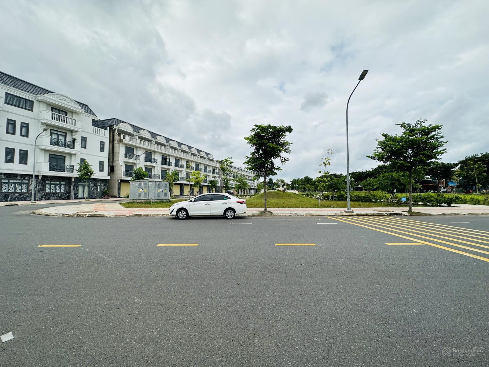 Gia đình cần bán nhà 1 trệt 3 lầu view công viên, đường E6 rộng 22m KDC Bửu Long 3. Giá bán 7,5 tỷ