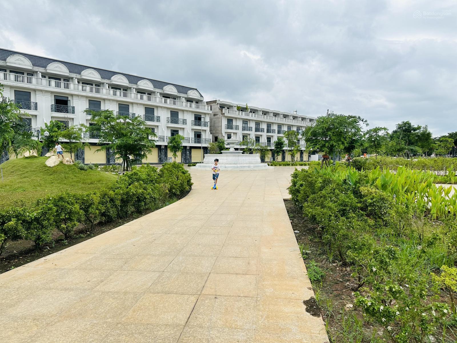 Gia đình cần bán nhà 1 trệt 3 lầu view công viên, đường E6 rộng 22m KDC Bửu Long 3. Giá bán 7,5 tỷ