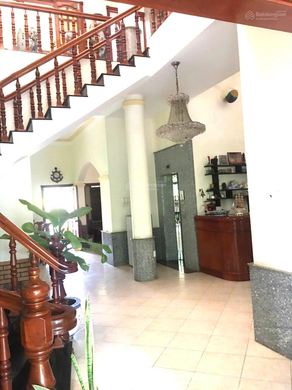 Bán nhà biệt thự - view biển DT 596m2 có thang máy, để lại hết nội thất, cách biển 350m, 52 tỷ