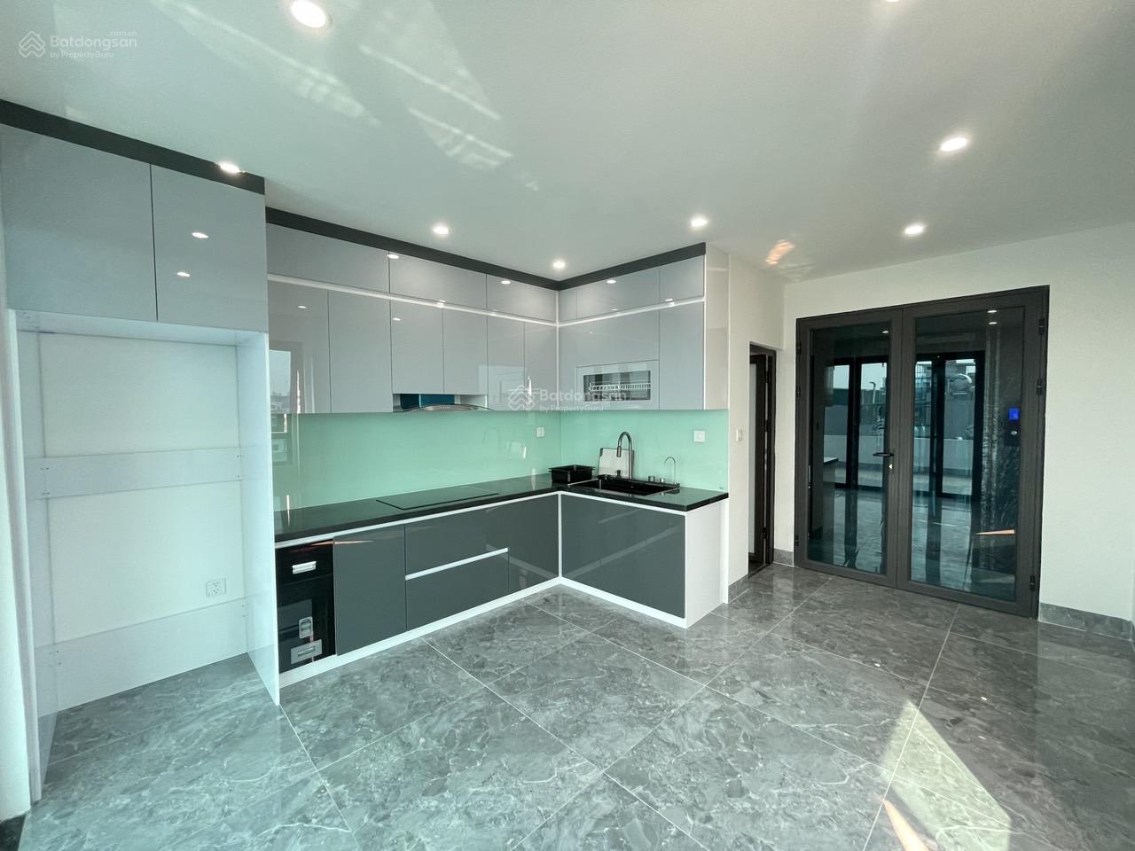 Giảm giá 300 triệu, nhà Phố Trạm, lô góc, ô tô vào nhà, ngõ thông, 7 tầng thang máy