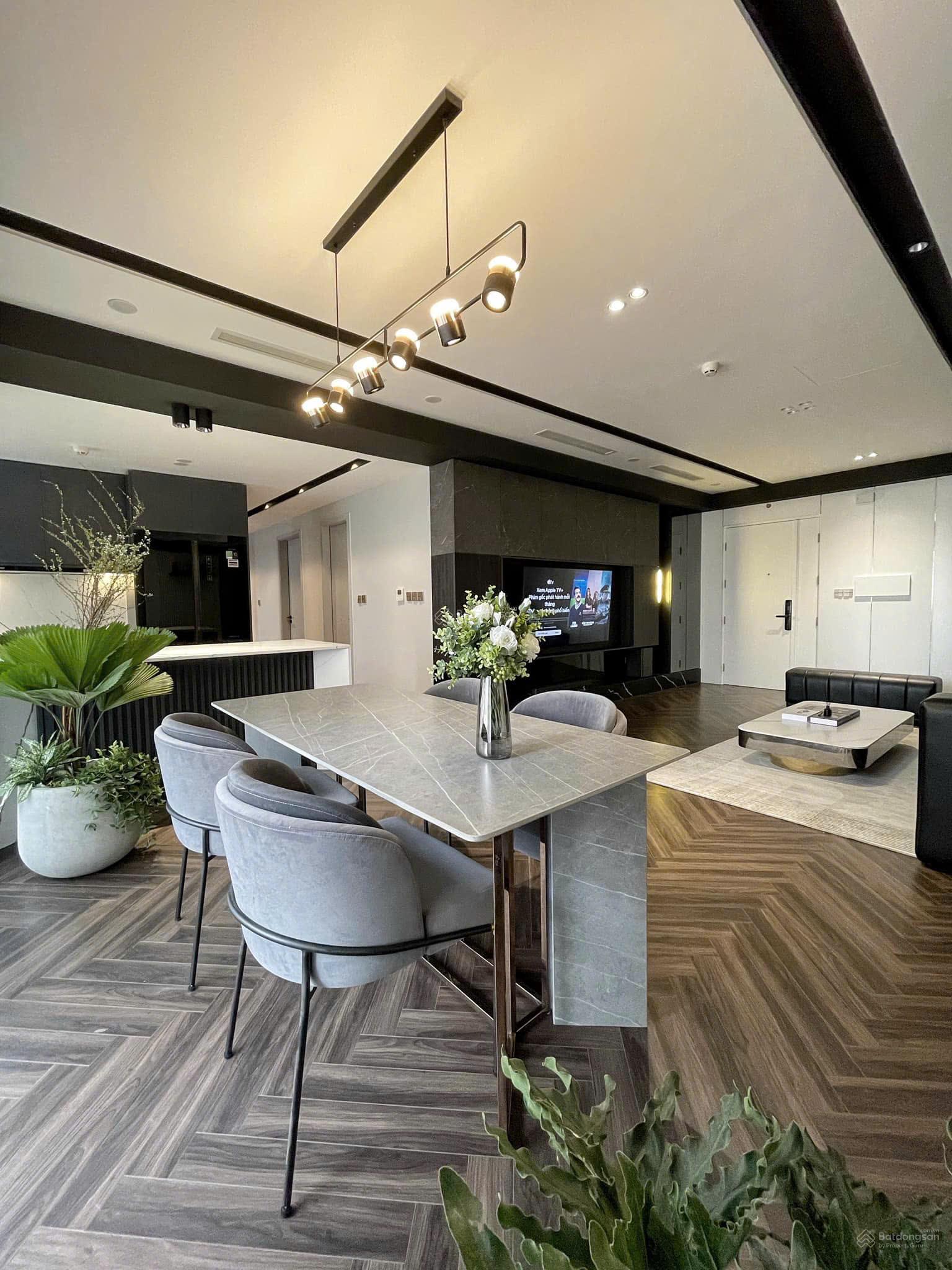 Gia đình cần bán tầng 10 CH Golden Land 275 Nguyễn Trãi 112m2 4PN 2VS view ĐN full đồ, sẵn sổ Gia đình cần bán tầng 10 CH Golden Land 275 Nguyễn Trãi 112m2 4PN 2VS view ĐN full đồ, sẵn sổ