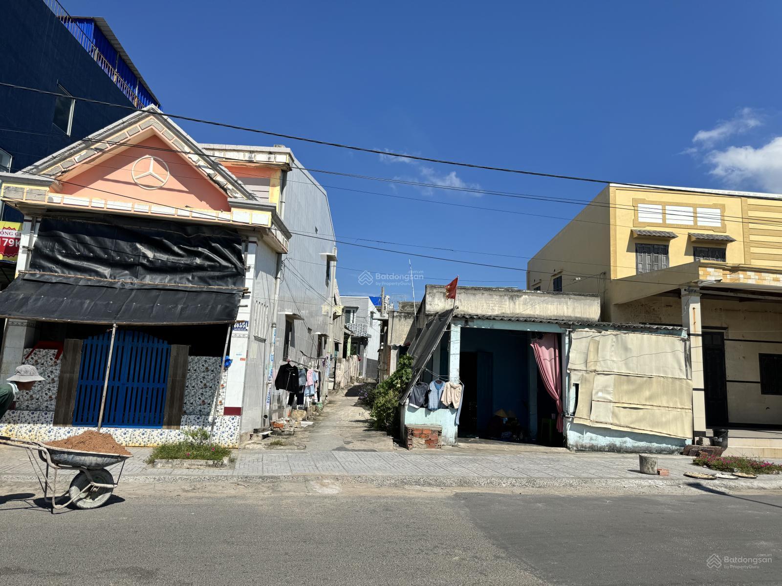 Bán nhà lô góc 2 mặt tiền đường thông thoáng - vị trí trung tâm ngay khu kinh doanh chính biển