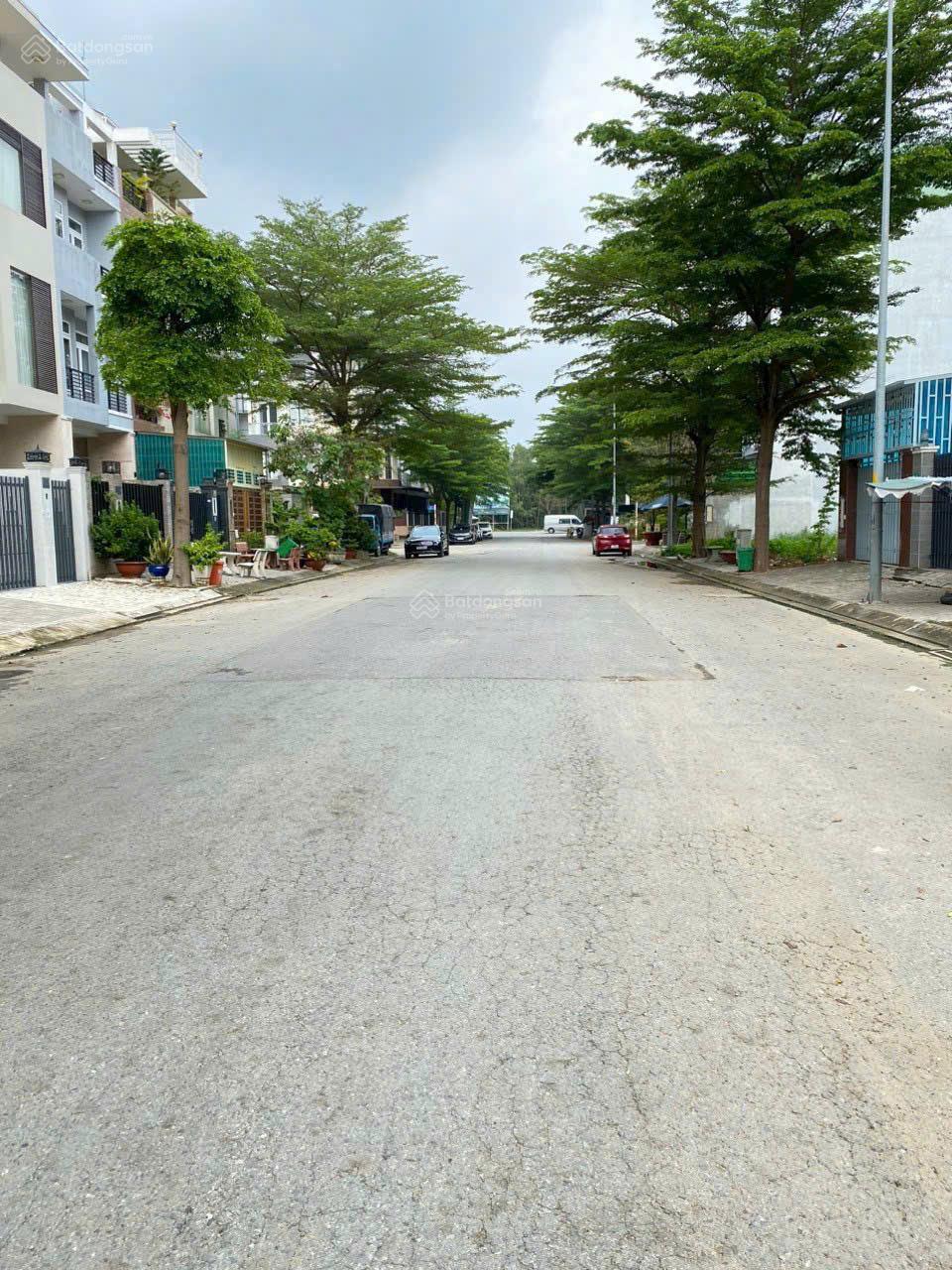 Cho thuê nhà kho dt 10x20 trệt 2 lầu có thang máy chở hàng giá 30tr/tháng kdc T30 - Bình Chánh