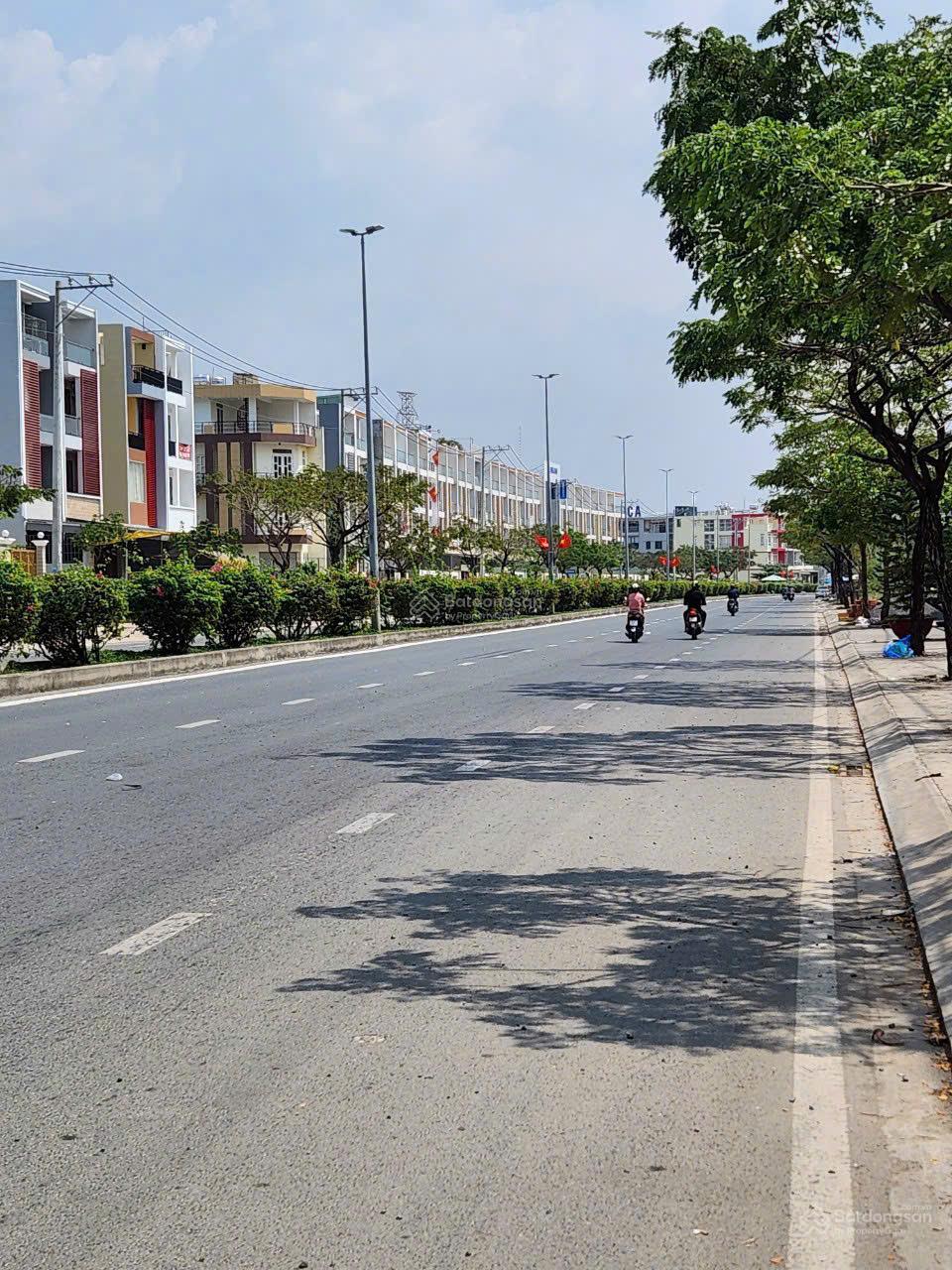 Cho thuê nhà kho dt 10x20 trệt 2 lầu có thang máy chở hàng giá 30tr/tháng kdc T30 - Bình Chánh