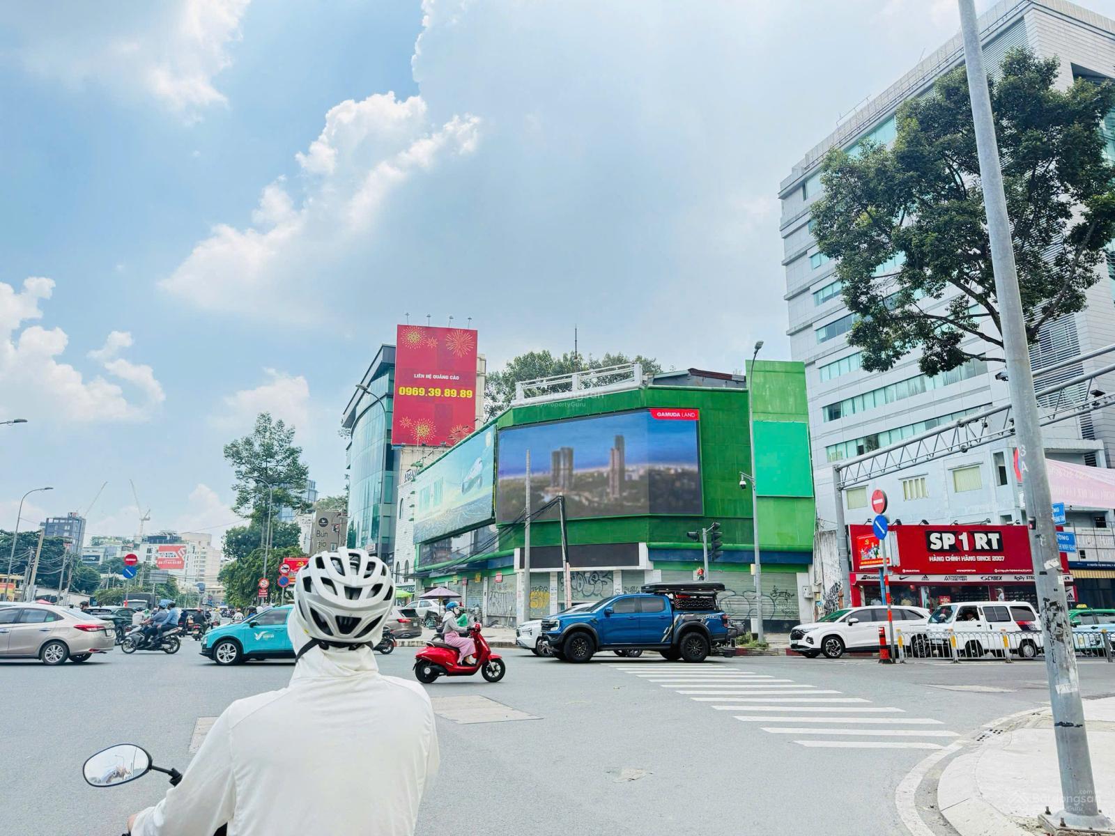 Cho thuê nhà góc 2 mặt tiền Nguyễn Thị Minh Khai, Quận 1, Dt: 2000m2, 25x35m, trệt,3 lầu, thang máy