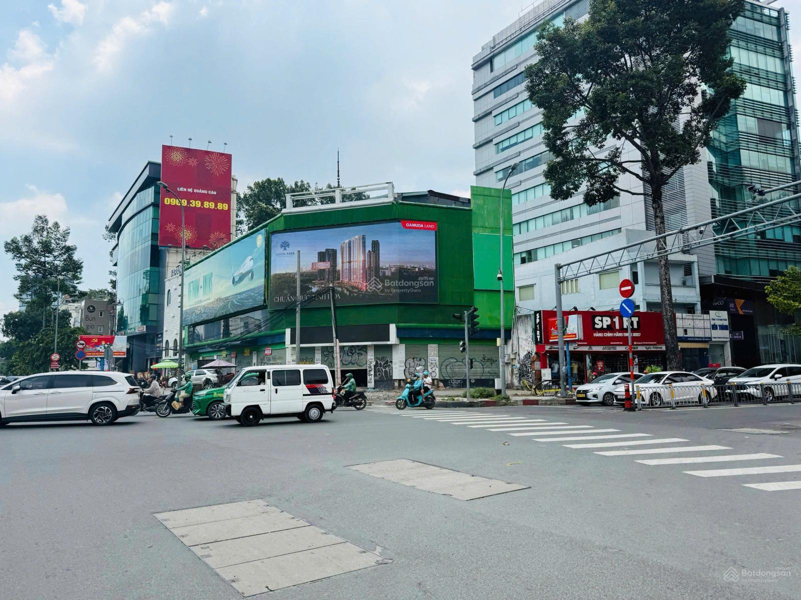 Cho thuê nhà góc 2 mặt tiền Nguyễn Thị Minh Khai, Quận 1, Dt: 2000m2, 25x35m, trệt,3 lầu, thang máy