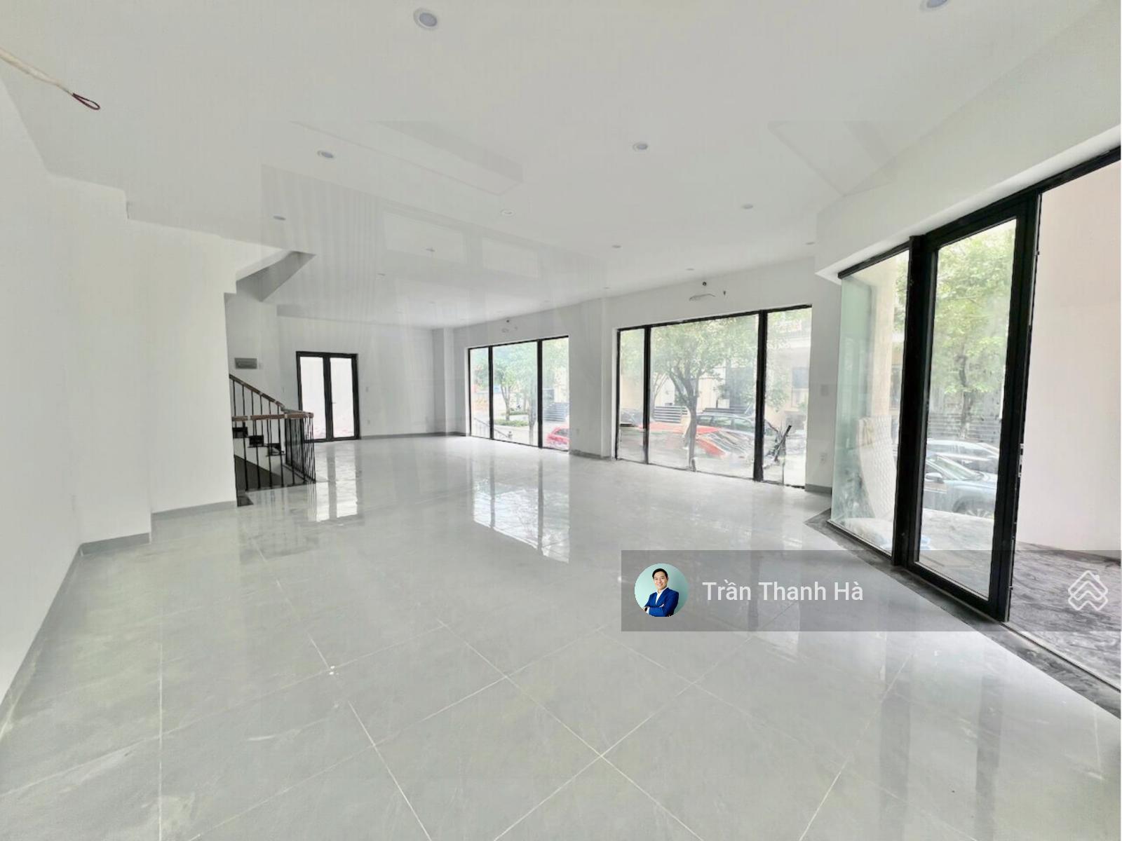 Cho thuê góc 2 mặt tiền, hầm + 3 tầng vị trí vàng trung tâm Vạn Phúc City, giá chỉ 50 triệu/tháng