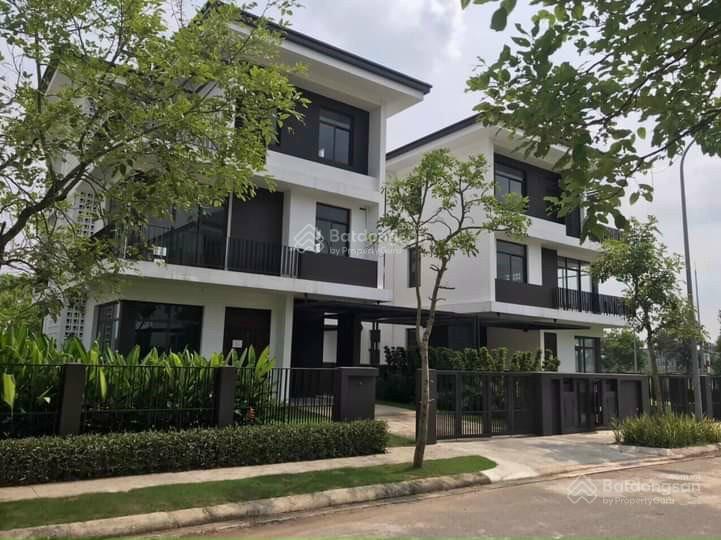 Căn cực HOT!Song lập 2 mặt tiền 200m2,Rẻ quá 165tr/m, nhà vuông đét(thoáng, 2 hướng )đỗ 5 xe ô tô