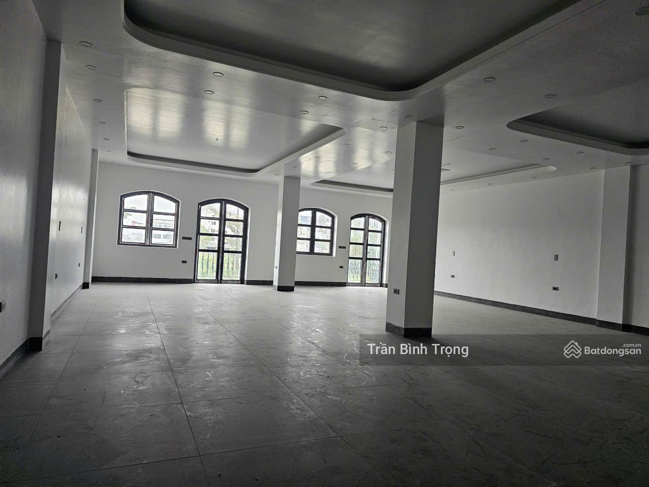 Mời thuê nhà 4 tầng 200m2/4 sàn , đường Nguyễn Tất Thành, phường Vĩnh Phúc, chính chủ giá tốt