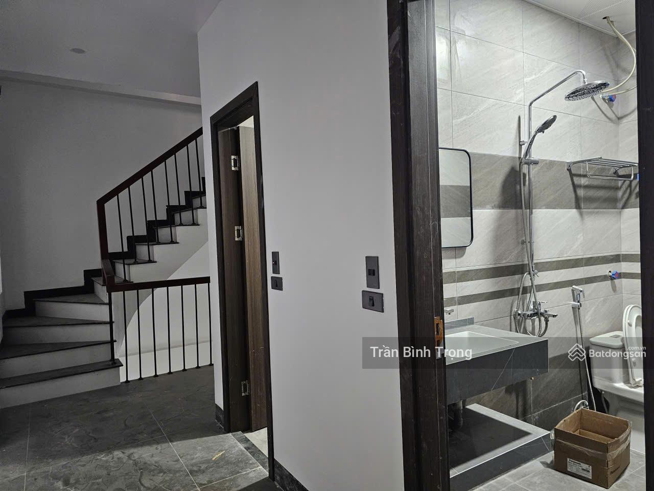 Mời thuê nhà 4 tầng 200m2/4 sàn , đường Nguyễn Tất Thành, phường Vĩnh Phúc, chính chủ giá tốt